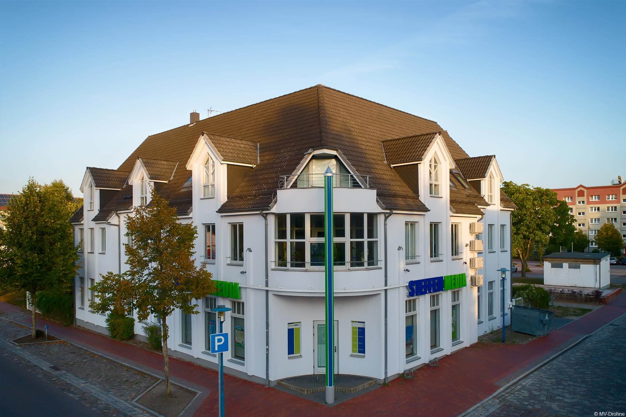 Luftaufnahme eines Firmengebäudes in Friedland